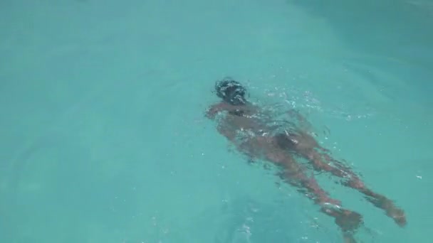 Donna Nuoto Immersioni Piscina All Aperto — Video Stock