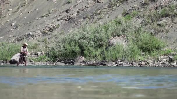 Ampia Visuale Uomo Che Pesca Mosca Fiume Ginocchio Profondo — Video Stock