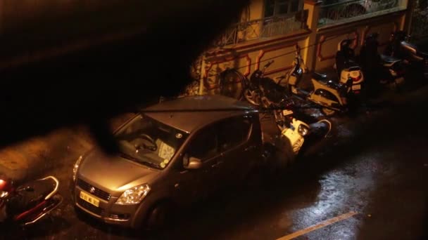 Bir Pencereden Gözetlemek Şehirdeki Bir Fırtına Sırasında Akşam Sokakta Trafiği — Stok video