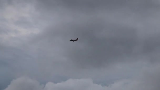 Vliegtuig Verte Vliegt Een Bewolkte Lucht — Stockvideo