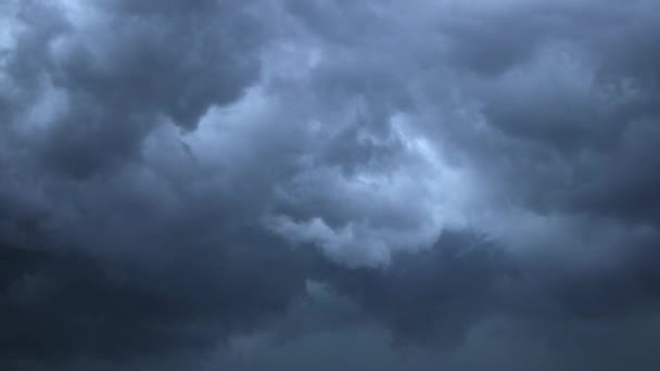 Μαύρα Σύννεφα Ηρεμία Πριν Την Καταιγίδα Φαίνεται Ότι Πρόκειται Αρχίσει — Αρχείο Βίντεο