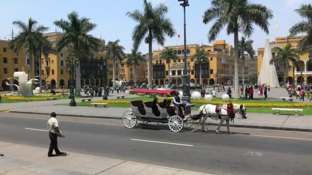 Panning Shot Van Paardenkoets Mensen Abancay Peru — Stockvideo