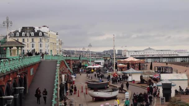 Touristen Spazieren Einem Trüben Englischen Tag Brightons Berühmter Küste Entlang — Stockvideo