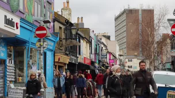 Turistler Bulutlu Bir Günde Brighton Ünlü Caddelerinde Ngiliz Pazarlarında Yürürler — Stok video