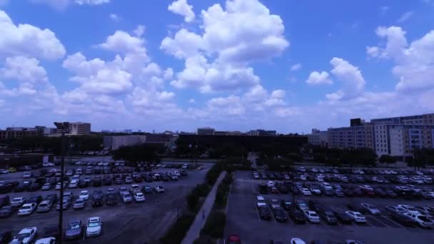 Időszakos Felhős Egy Egyetemi Parkoló Felett Széles Látószögű Időeltolódás — Stock videók