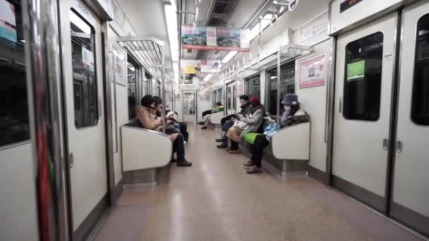 Asiatiska Människor Rider Den Nästan Tomma Tunnelbanan Kyoto Japan — Stockvideo