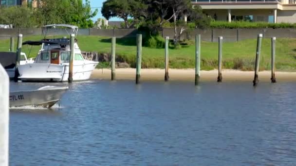 Motorboot Gleitet Auf Dem Wasser — Stockvideo