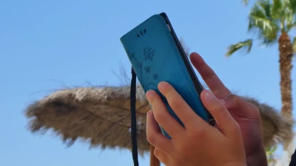 Ręce Młodej Dziewczyny Trzymającej Bawiącej Się Telefonem Plaży — Wideo stockowe