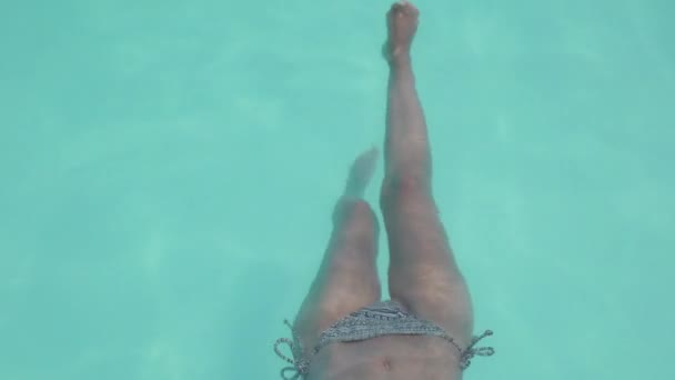 女性リラックスしてパドル彼女の足で屋外スイミングプール — ストック動画