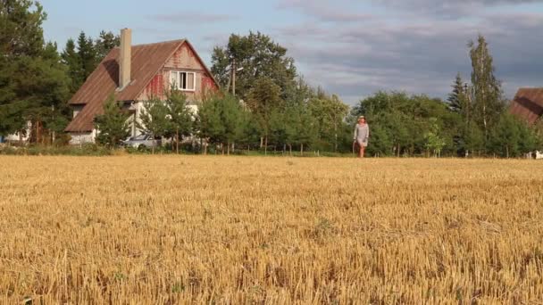 Mujer Usando Sombrero Paja Través Del Campo — Vídeos de Stock