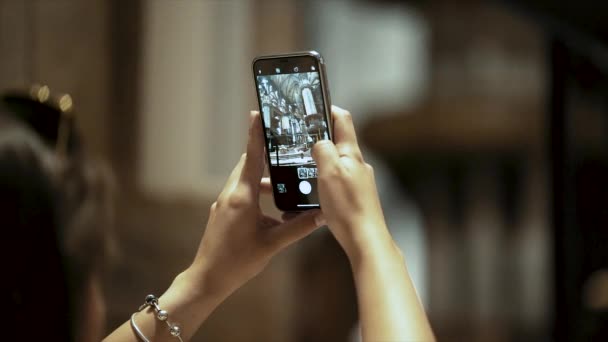 Mujer Tomando Fotos Con Smartphone Dentro Catedral Milán Italia — Vídeos de Stock