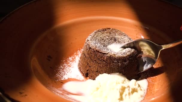 用勺子切甜点 在褐色盘子里放巧克力酥配奶油 近距离拍摄 复杂的照明图案吸引人 — 图库视频影像
