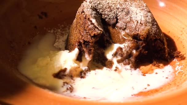 Primo Piano Soufflé Cioccolato Piatto Marrone Con Panna Montata Primo — Video Stock