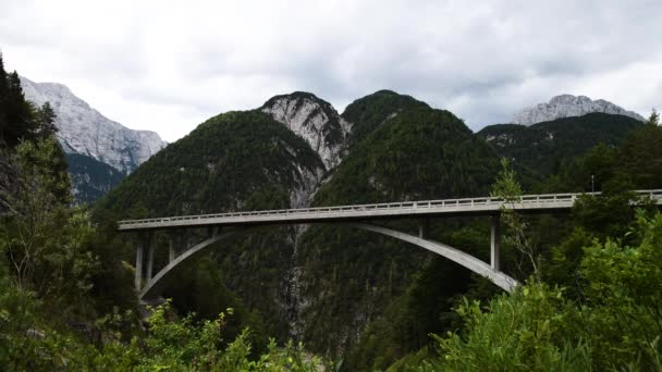 Ponte Arqueada Sobre Desfiladeiro Rio Montanha Alpes Europeus Com Montanha — Vídeo de Stock