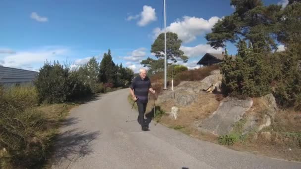 Oudere Man Die Traint Met Wandelstokken Een Voetpad — Stockvideo