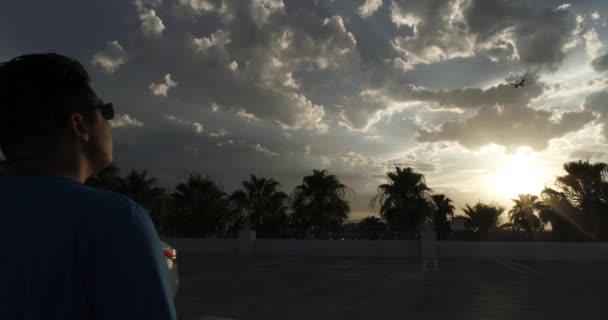 Hombre Mirando Avión Cielo Acercándose Aeropuerto Nevada Atardecer — Vídeos de Stock