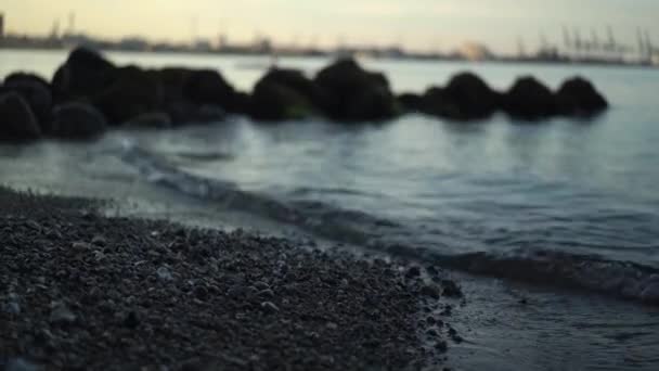 Les Petites Vagues Mer Atteignent Une Plage Galets Coucher Soleil — Video