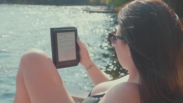 Zpomalení Paralaxy Střílel Kolem Mladé Ženy Bikinách Čtení Tablet Při — Stock video