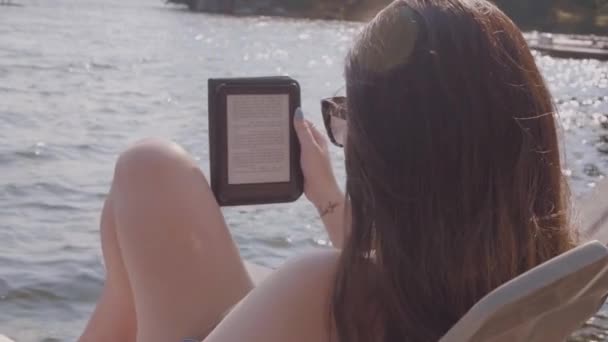 Powolny Ruch Wokół Młodej Kobiety Stroju Kąpielowym Czytającej Tablet Podczas — Wideo stockowe
