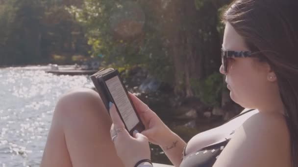 Kamera Rıhtımda Tablet Okuyan Güzel Bir Genç Kadının Etrafında Dönüyor — Stok video