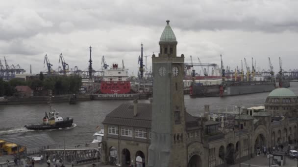 Blick Vom Stintfang Auf Die Brücke Der Bahn Station Landungsbrücken — Stockvideo