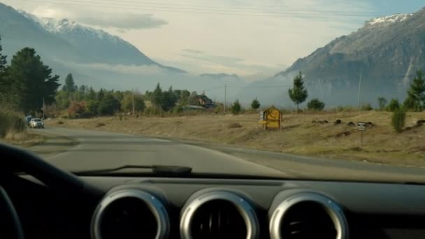 Ventana Delantera Del Coche Conduciendo Una Carretera Rodeada Montañas Girando — Vídeos de Stock