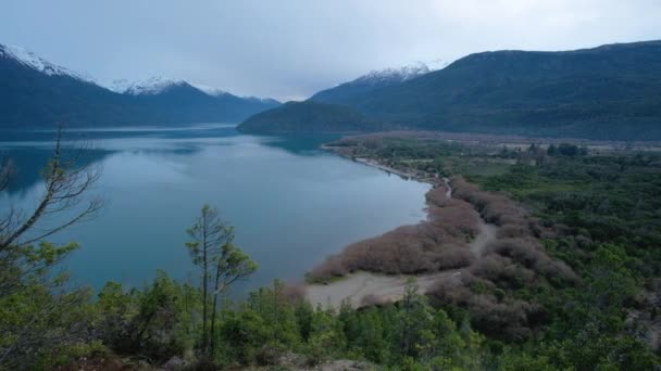 Panoramablick Auf See Wald Und Verschneite Berge Bei Bewölktem Tag — Stockvideo