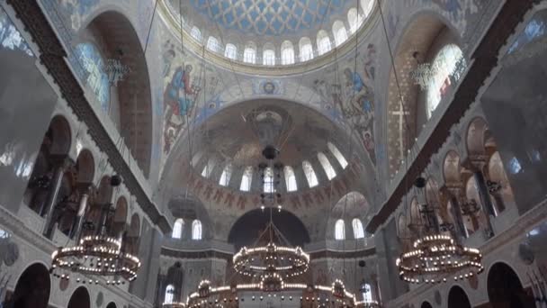 Photo Inclinée Intérieur Cathédrale Navale Krosntadt Lors Une Cérémonie Mariage — Video