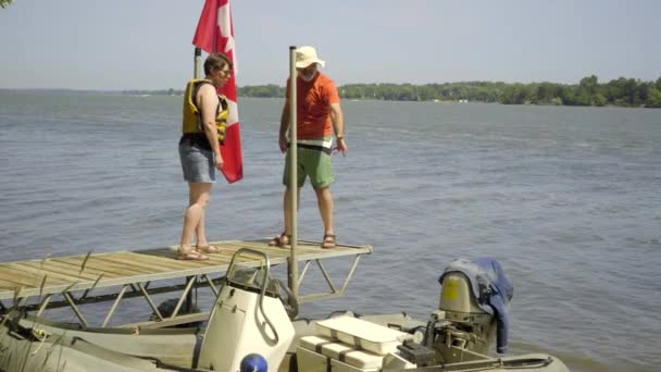 Dos Personas Discuten Muelle Sobre Lago Uno Empujado Fuera Del — Vídeo de stock