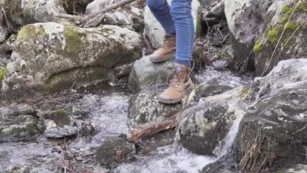 Botları Kotu Olan Bir Kadın Şelaleden Küçük Bir Dereyi Dikkatle — Stok video