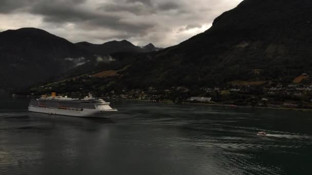 Drone Beelden Van Een Cruiseschip Dat Een Klein Stadje Noorwegen — Stockvideo