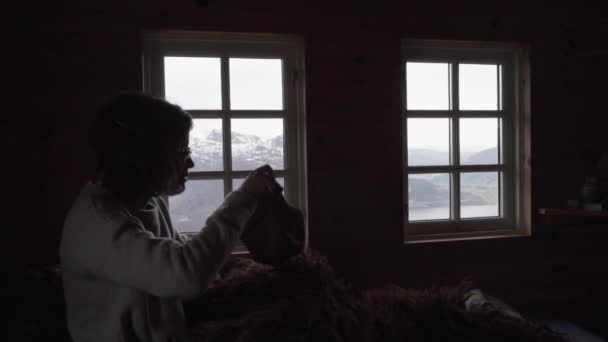 Mujer Con Suéter Gris Sentada Cubierta Piel Oveja Poniendo Una — Vídeo de stock