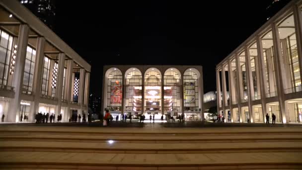 Pessoas Saem Caminham Pela Bela Praça Lincoln Center — Vídeo de Stock