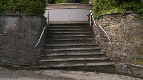 Santa Croce Homeopátiás Klinika Locarnóban Svájcban Lassan Billenjen Fel Kőlépcsőről — Stock videók