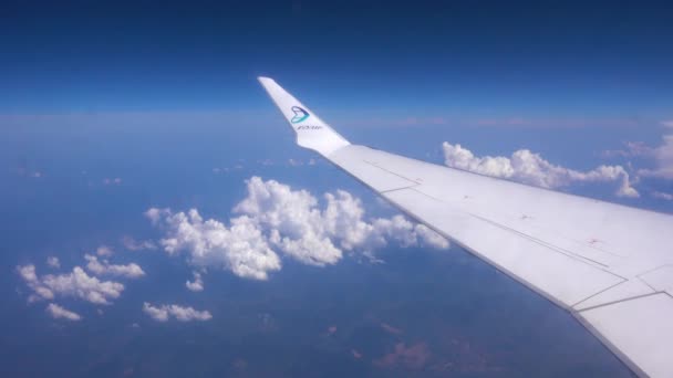 飛行機の翼端と雲と青い空を背景にアドリア航空ロゴの翼に飛行機の窓からリュブリャナ スロベニア 2018 ビュー — ストック動画