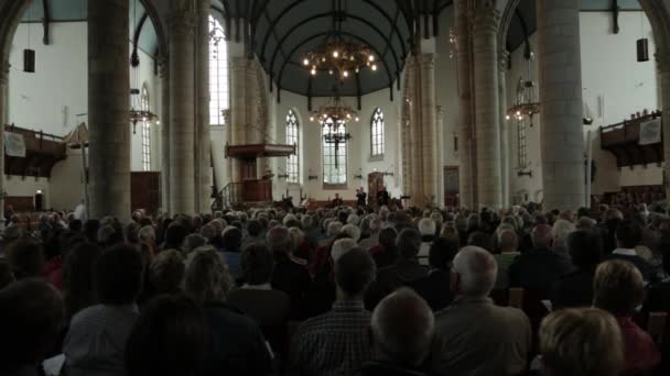 Översikt Skjuten Publiken Kyrka Lyssnar Konsert Brett Skott — Stockvideo