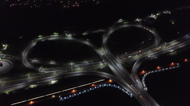 Drohnengeschäft Über Einer Herzförmigen Brücke Taiwan Mit Durchfahrendem Zug — Stockvideo