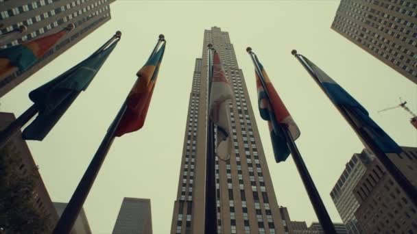 Вид Будівель Талла Рокфеллер Центру Прапорів Інших Країн Нью Йорку — стокове відео