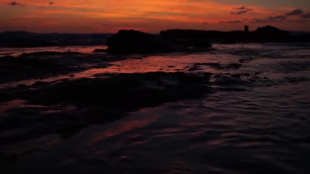 Pôr Sol Mar Enquanto Água Parece Com Óleo — Vídeo de Stock