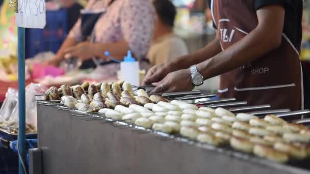 Thailandia Venditore Street Food Grigliare Intero Banane Forno — Video Stock