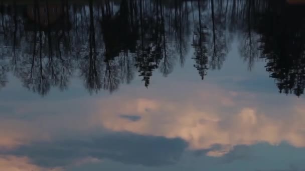 Chmury Zachodu Słońca Odbijają Się Wodzie Rzecznej Czas Ucieka — Wideo stockowe