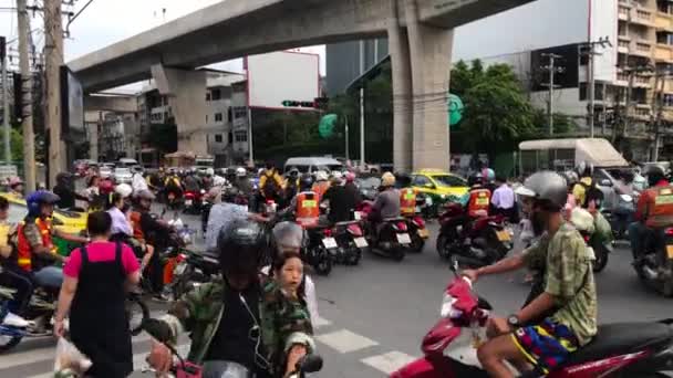 Dopravní Zácpa Během Dopravní Špičky Křižovatce Bangkoku Thajsku Motocykl Přichází — Stock video