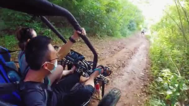 Dos Personas Montando Buggy Coche Cuesta Abajo Camino Sendero Con — Vídeo de stock