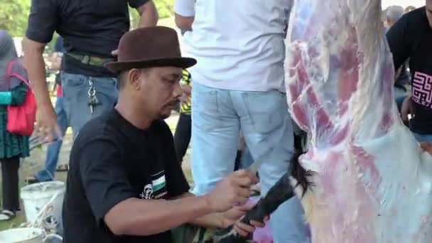 Eid Adha Mubarak Surau Taman Jasmin Indah Senawang マレーシアの犠牲祭またはQbanで牛を屠殺する準備をしているイスラム教徒 — ストック動画