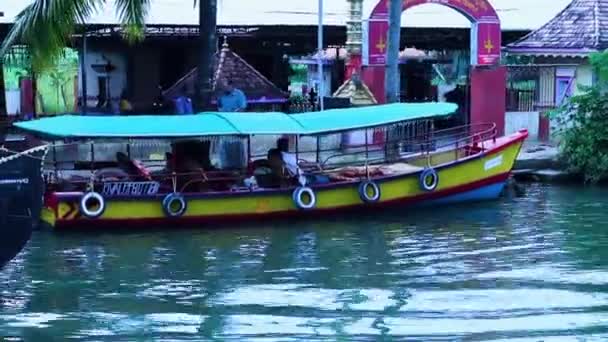 Старая Цветная Лодка Пришвартована Пирсе Водах Alleppey Backwaters — стоковое видео