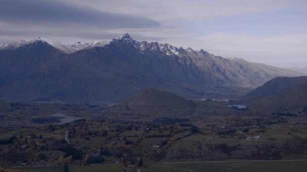 Yeni Zelanda Kırsalında Güzel Dağlar Oluşur — Stok video