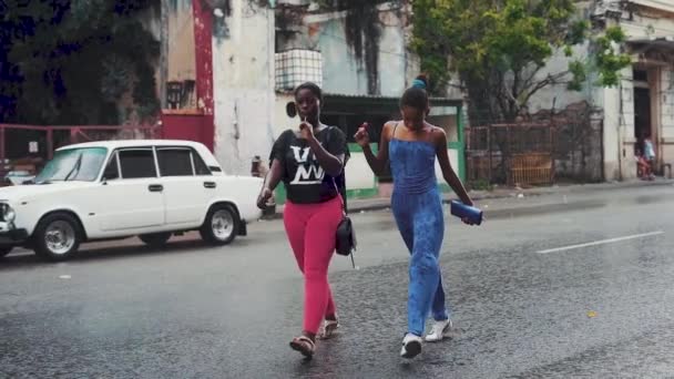 Yağmurda Karşıdan Karşıya Geçen Genç Kadınlar Eski Model Arabalarla Küba — Stok video
