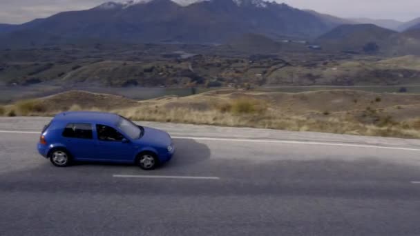 Mavi Araba Yeni Zelanda Bir Dağ Yolunda Ilerliyor — Stok video