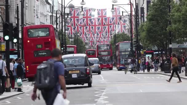 London City Oxford Road Avec Des Drapeaux Union Jack — Video