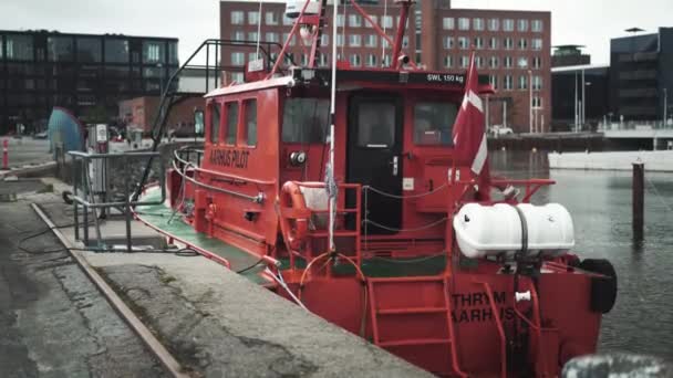 Ένα Κόκκινο Σκάφος Ελλιμενίζεται Στο Λιμάνι Του Aarhus Στη Δανία — Αρχείο Βίντεο